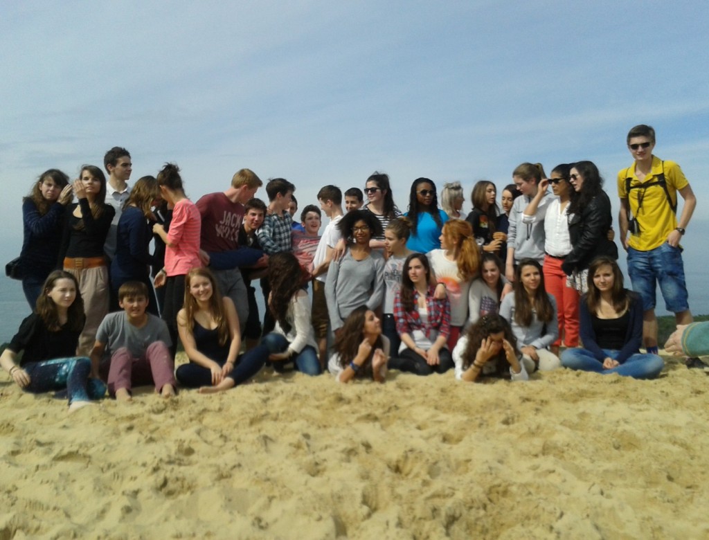 Les élèves du collège Capeyron avec leurs correspondants de la Woodhouse Grove School. Dune du Pyla, mars 2013.