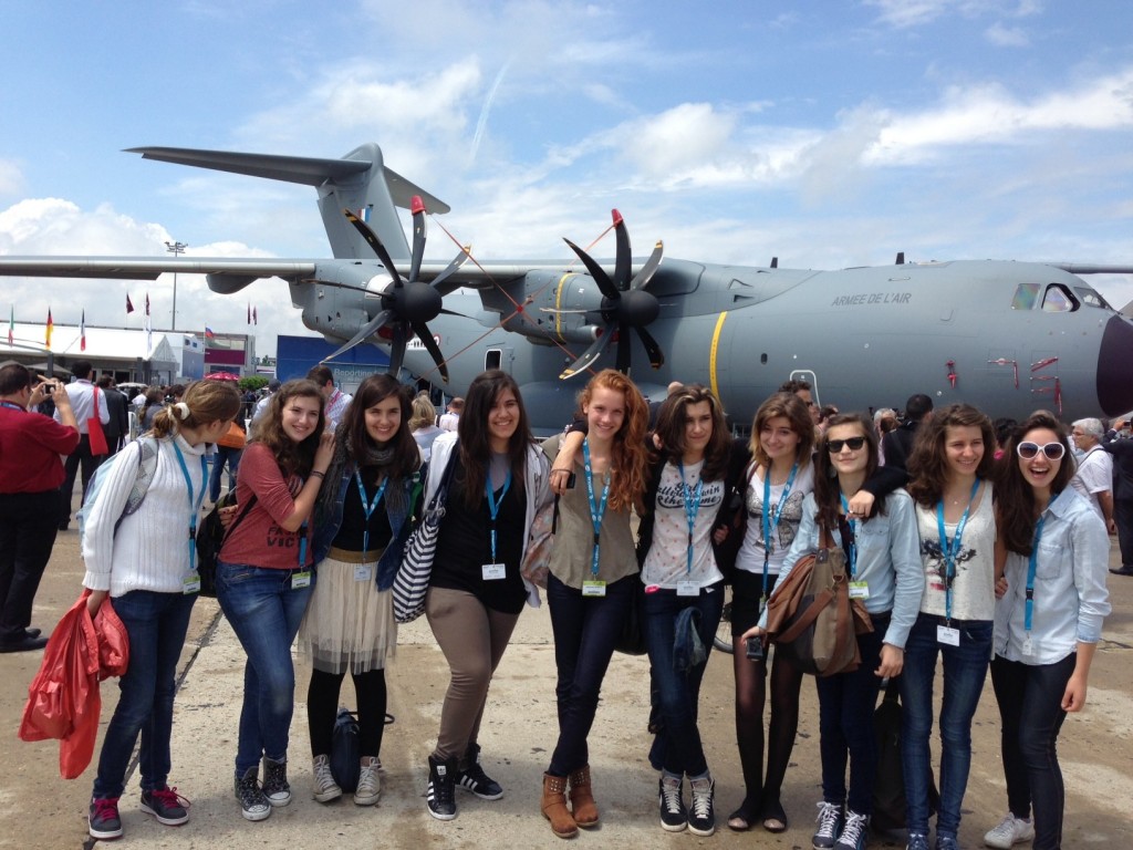 Les filles du collège Capeyron au Salon du Bourget 2013.